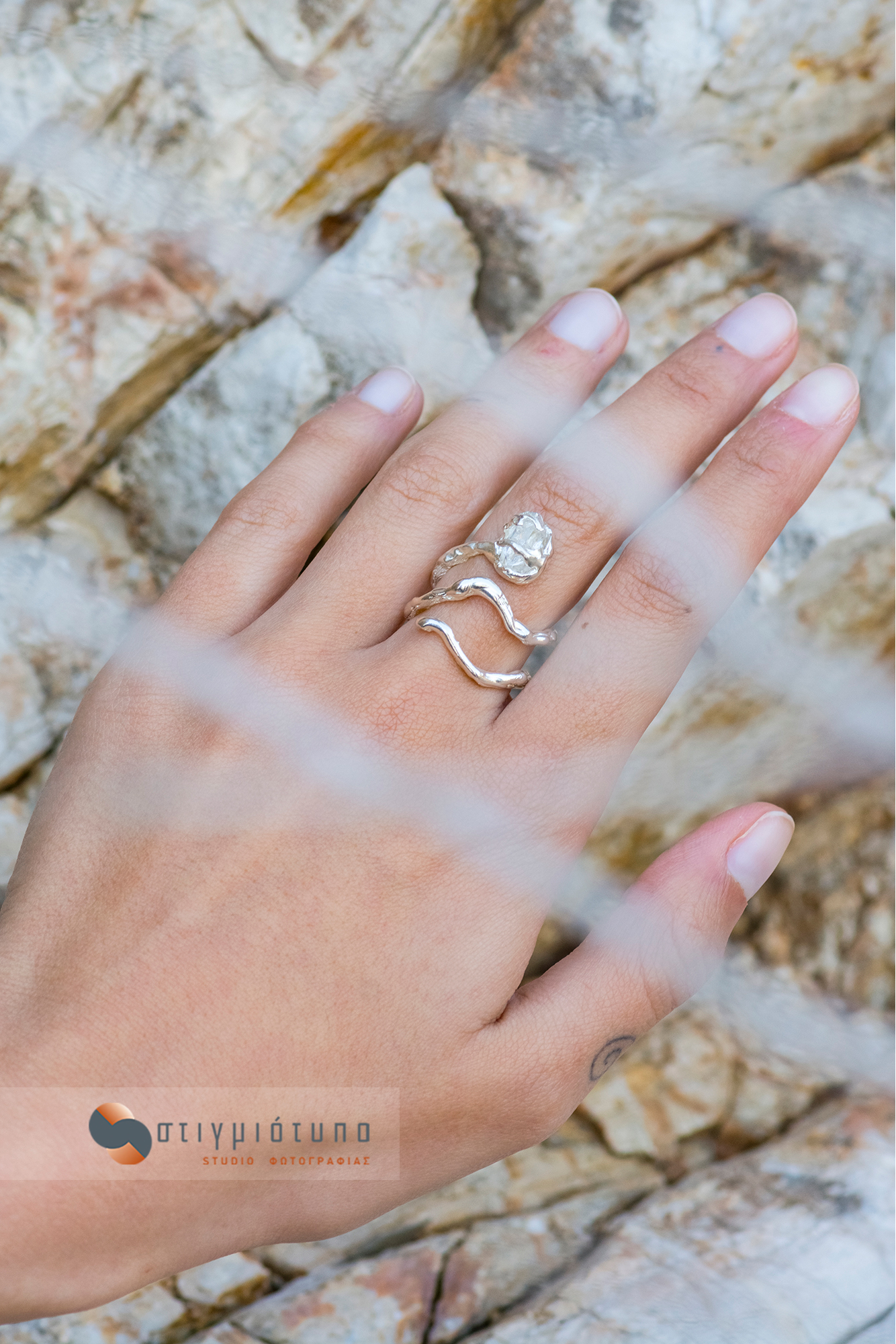 Φωτογραφία ασημένιο δαχτυλίδι με με Διαμάντι Herkimer της εταιρείας kyma jewelry, διαφημιστική φωτογραφία κοσμημάτων.