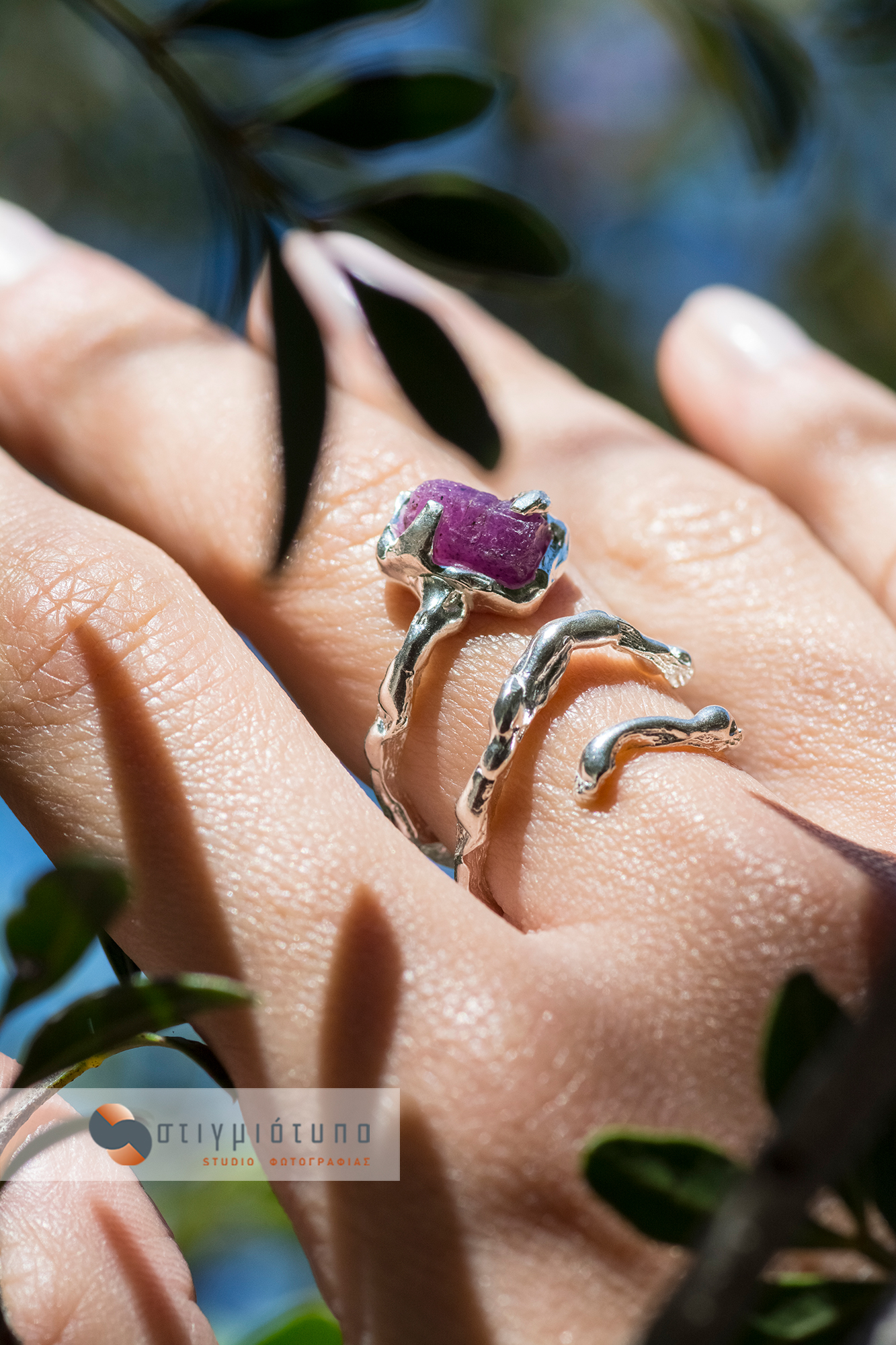 Φωτογραφία ασημένιο δαχτυλίδι με Ακατέργαστο Ρουμπίνι της εταιρείας kyma jewelry, διαφημιστική φωτογραφία κοσμημάτων.