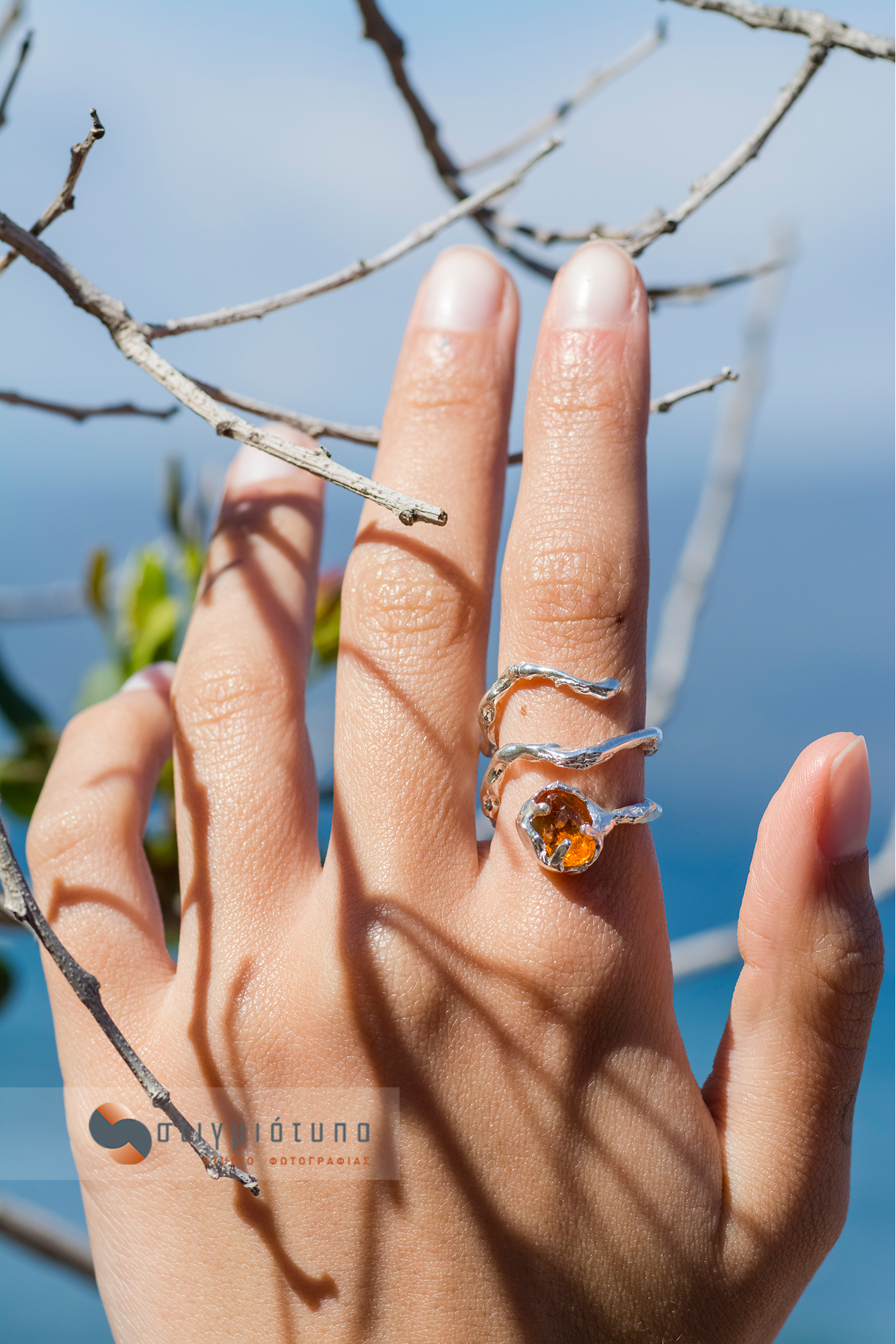 Φωτογραφία ασημένιο δαχτυλίδι με Κρύσταλλο Κιτρίνη της εταιρείας kyma jewelry, διαφημιστική φωτογραφία κοσμημάτων.