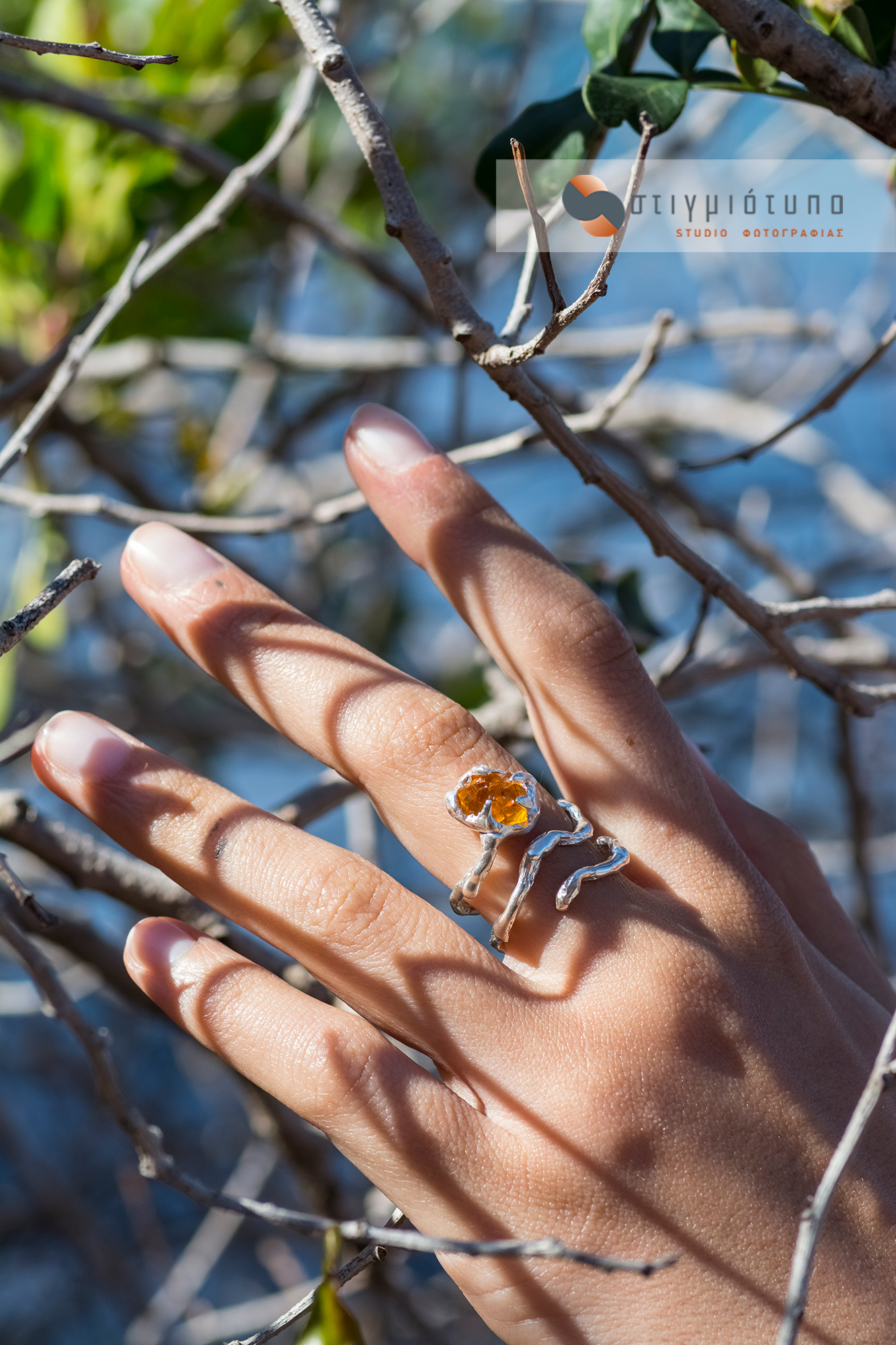 Φωτογραφία ασημένιο δαχτυλίδι με Κρύσταλλο Κιτρίνη της εταιρείας kyma jewelry, διαφημιστική φωτογραφία κοσμημάτων.