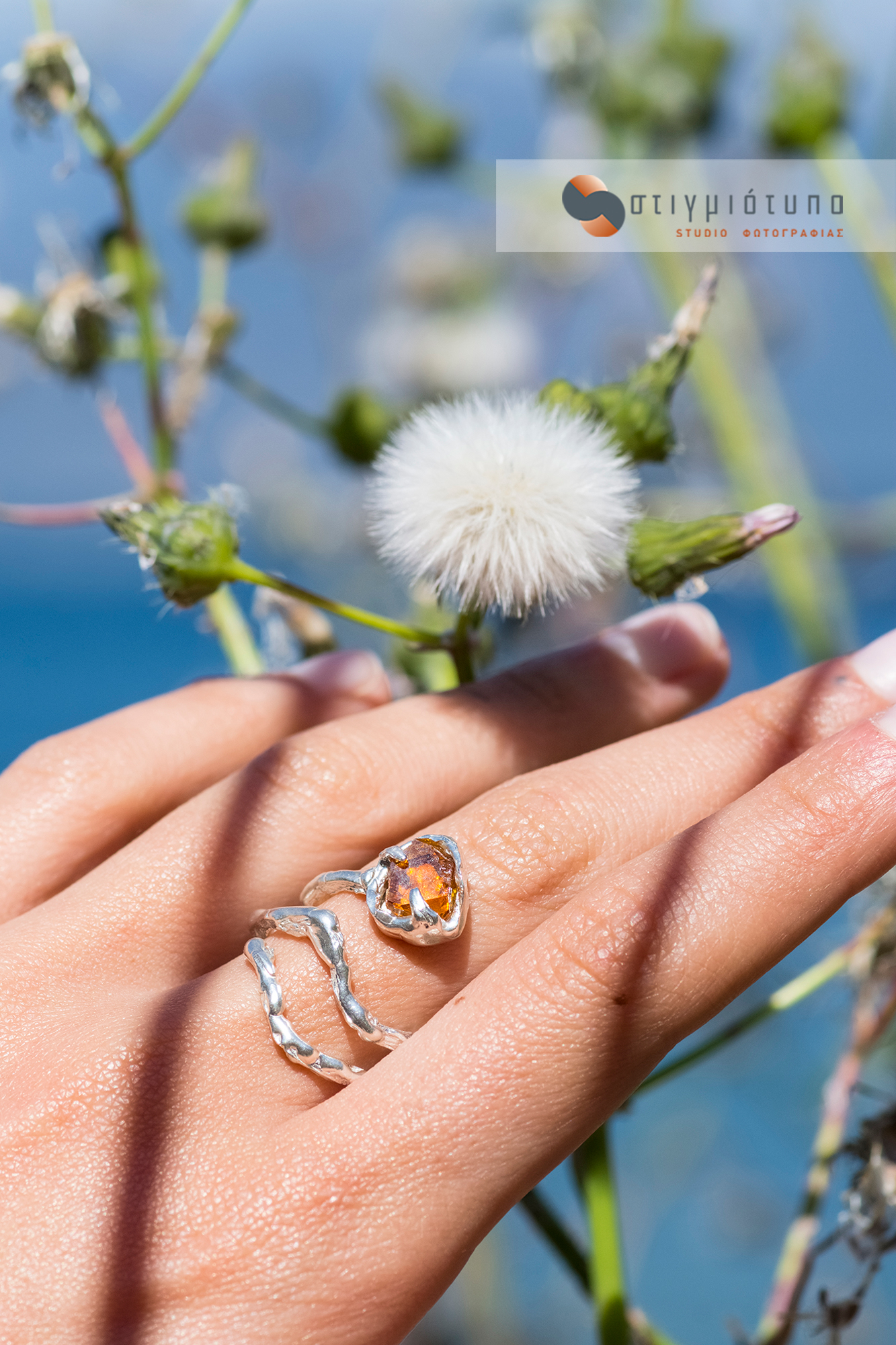 Φωτογραφία ασημένιο δαχτυλίδι με Κρύσταλλο Κιτρίνη της εταιρείας kyma jewelry, διαφημιστική φωτογραφία κοσμημάτων.