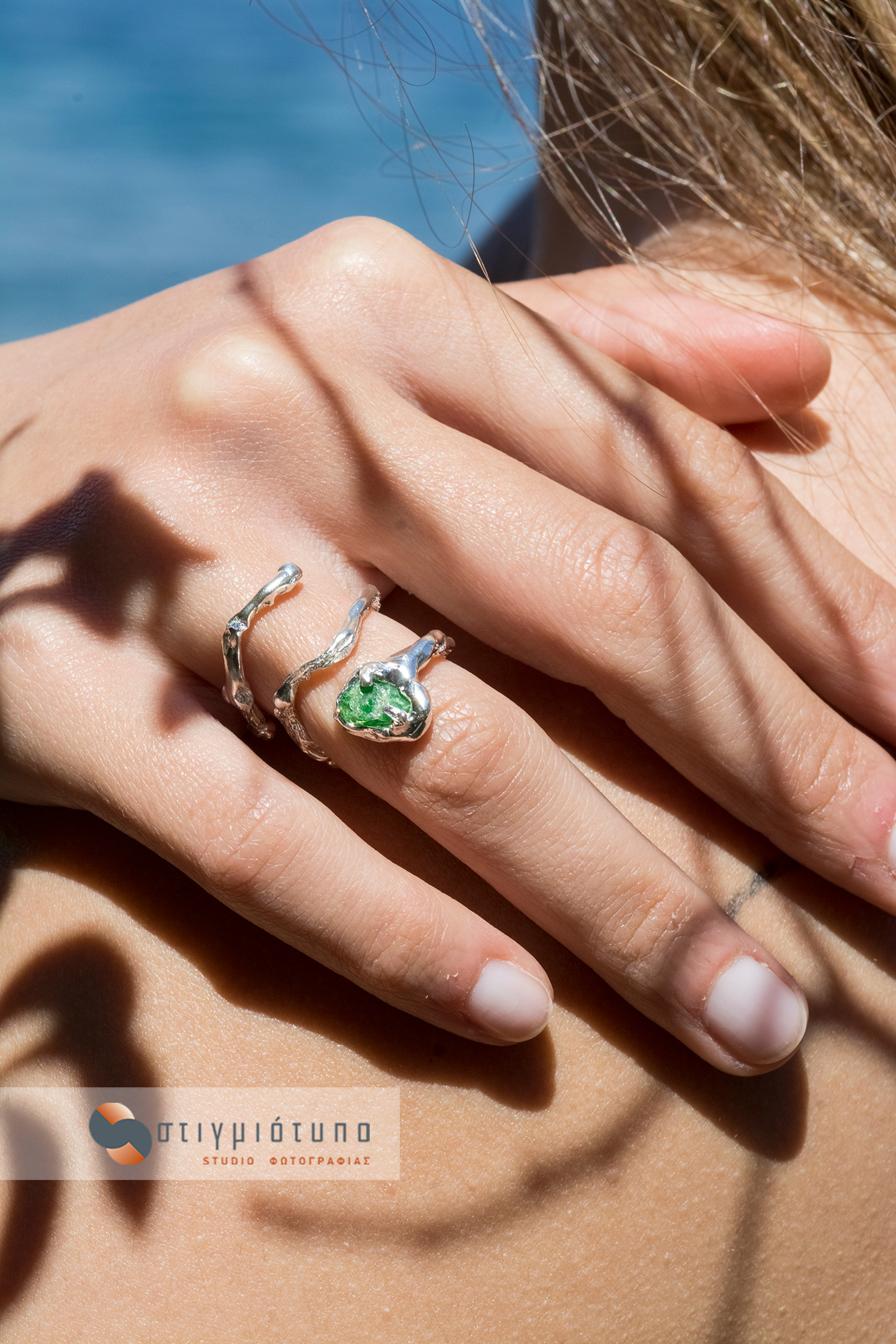 Φωτογραφία ασημένιο δαχτυλίδι με Κρύσταλλο Τσαβορίτη της εταιρείας kyma jewelry, διαφημιστική φωτογραφία κοσμημάτων.