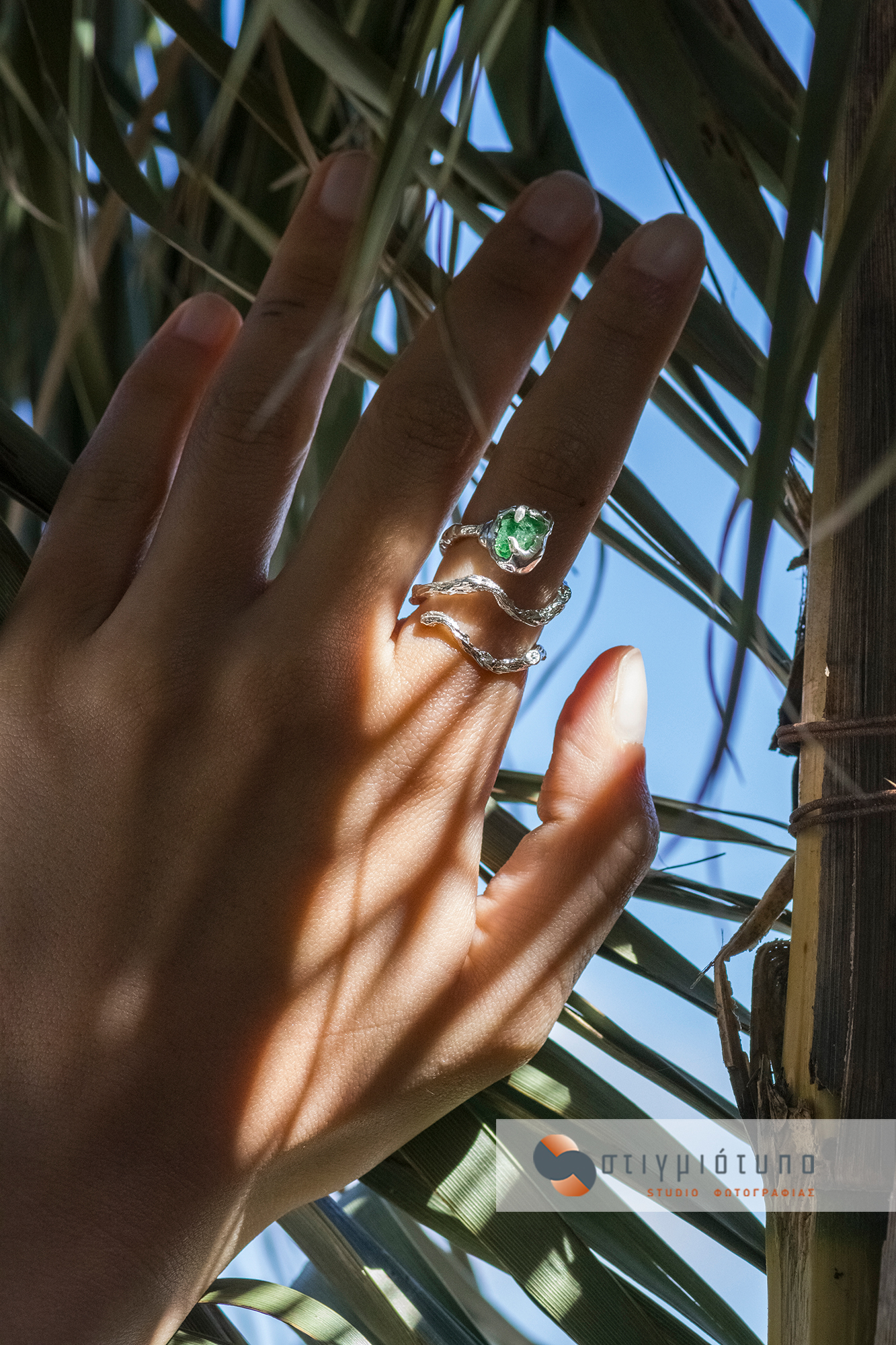 Φωτογραφία ασημένιο δαχτυλίδι με Κρύσταλλο Τσαβορίτη της εταιρείας kyma jewelry, διαφημιστική φωτογραφία κοσμημάτων.