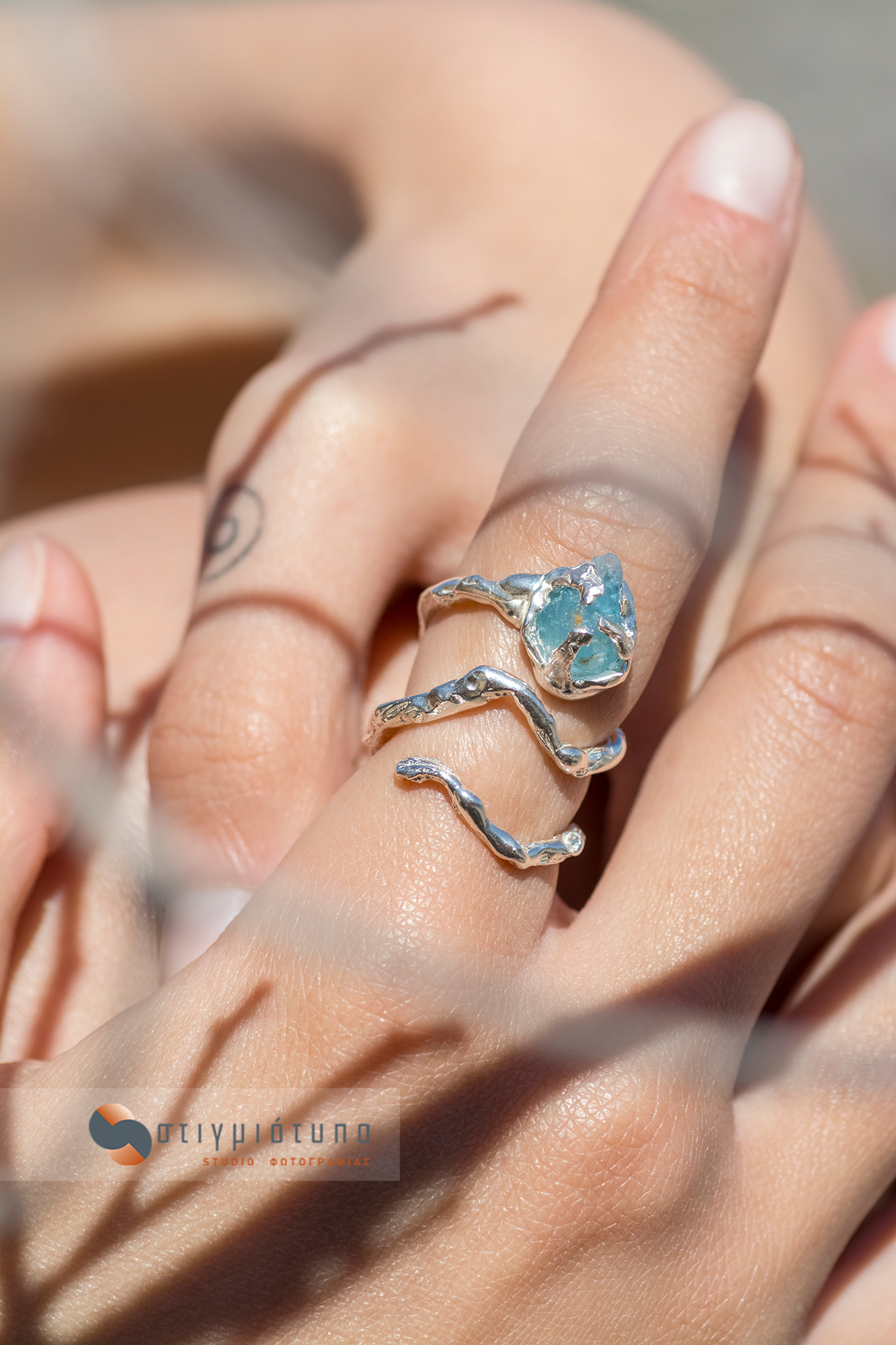 Φωτογραφία ασημένιο δαχτυλίδι με Κρύσταλλο Αquamarine της εταιρείας kyma jewelry, διαφημιστική φωτογραφία κοσμημάτων.