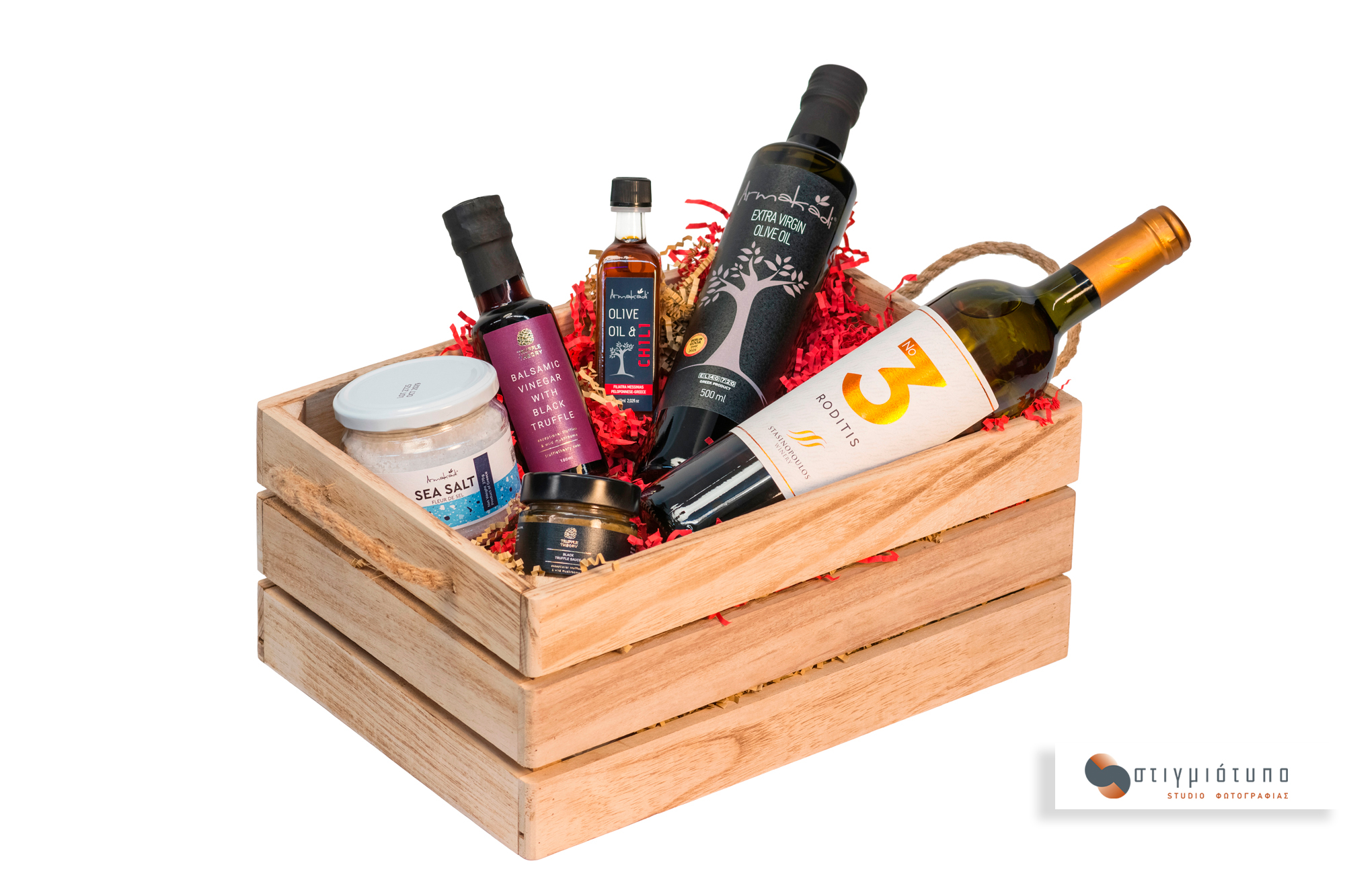 Πολυτελές καλάθι δώρου από την Armakadi με παραδοσιακά ελληνικά προϊόντα, Εξαιρετικά Παρθένο Ελαιόλαδο, κρασί Roditis και delicatessen τρούφας Truffle Theory, Food & Still Life Photography.