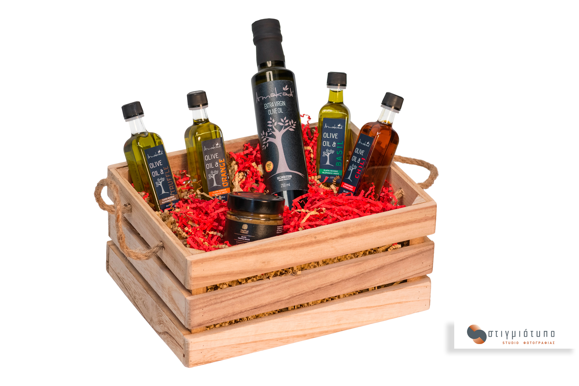 Πολυτελές καλάθι δώρου από την Armakadi με Εξαιρετικά Παρθένο Ελαιόλαδο, Armakadi Olive Oil και Truffle Theory Πάστα Μαύρης Τρούφας, Food & Still Life Photography.