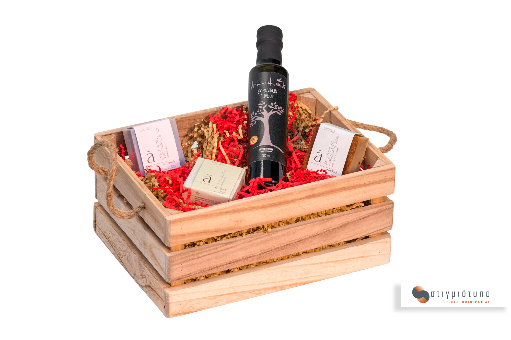 Πολυτελές καλάθι δώρου από την Armakadi με Εξαιρετικά Παρθένο Ελαιόλαδο, Σαπούνια με θαλασσινό Αλάτι, με Πράσινη Άργιλο και με Βανίλια και Πιπέρι, Food & Still Life Photography.